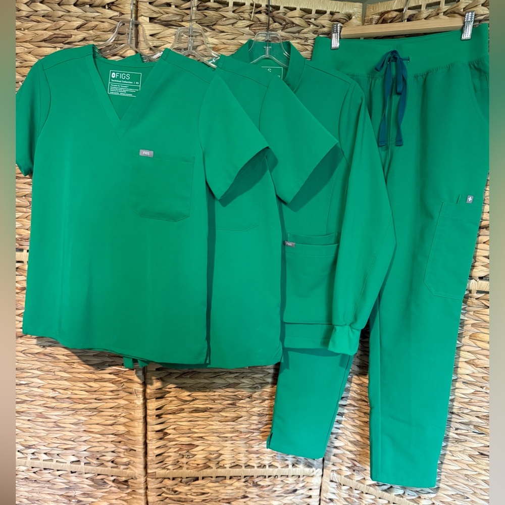 Figs Evergreen Scrub set
